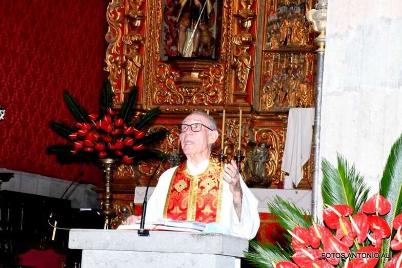 El párrroco José María Cabrera, anoche durante la misa en honor del Santo Cristo de Telde/Antonio Alí.